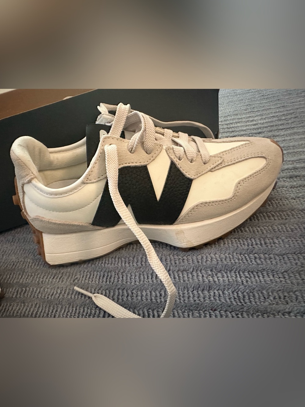 New Balance Classic 327 Sneakers in Beige/Black- Women